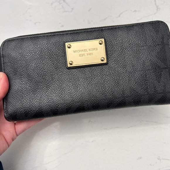 **SALE** Authentic Michael Kors large signature tote & wallet - Picture 7 of 12